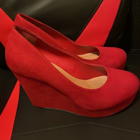 Red, suede heels! Perfect for Valentine’s Day - Picture 5 of 6